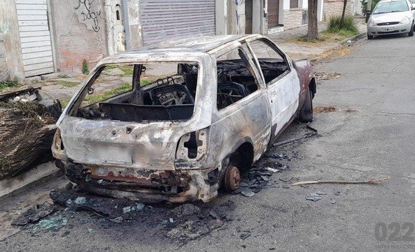 Se incendió un auto en MDP a plena luz del día