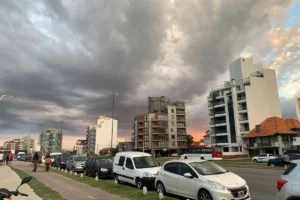Viernes con alerta en MDP: tormentas fuertes y viento 75 km/h