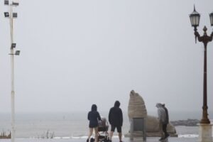 Mar del Plata arranca la semana bajo agua y sin paraguas