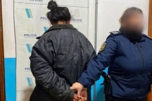 Escaparon por techos y la poli los bajó