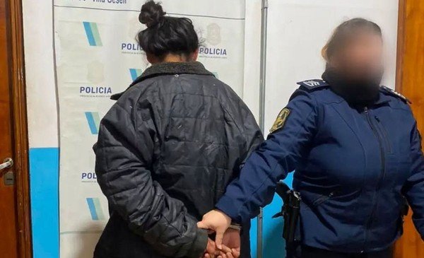 Escaparon por techos y la poli los bajó