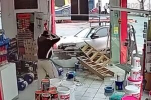 Choque con Croma incluido: un ‘farolito’ desafortunado