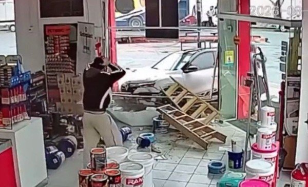 Choque con Croma incluido: un ‘farolito’ desafortunado