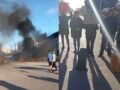 Vecinos queman neumáticos por calles y oscuridad