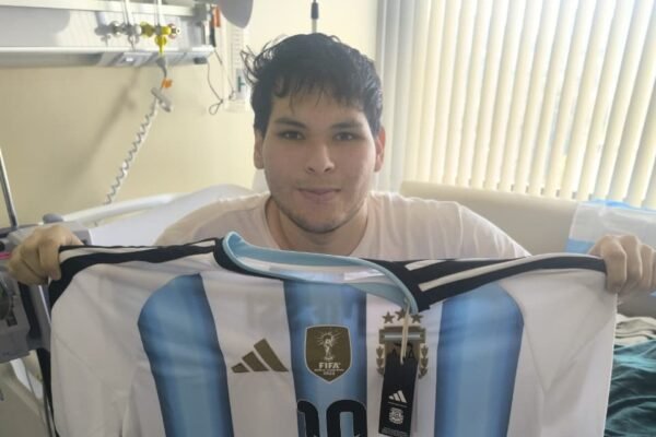 Joven de 20 años necesita ayuda para combatir leucemia