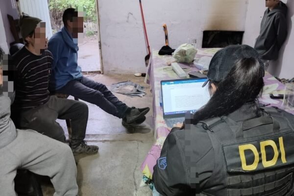Fuga en dos ruedas: Allanamientos por el ataque