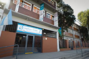 Colegio marplatense elimina celulares en clase