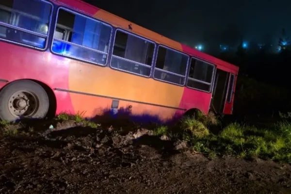 Accidente en Santa Paula: micro chocó contra terraplén